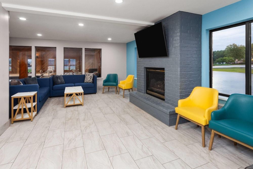 Days Inn by Wyndham Eagle River 3