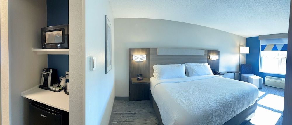 Holiday Inn Express & Suites Marquette by IHG 3