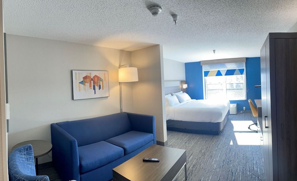 Holiday Inn Express & Suites Marquette by IHG 2