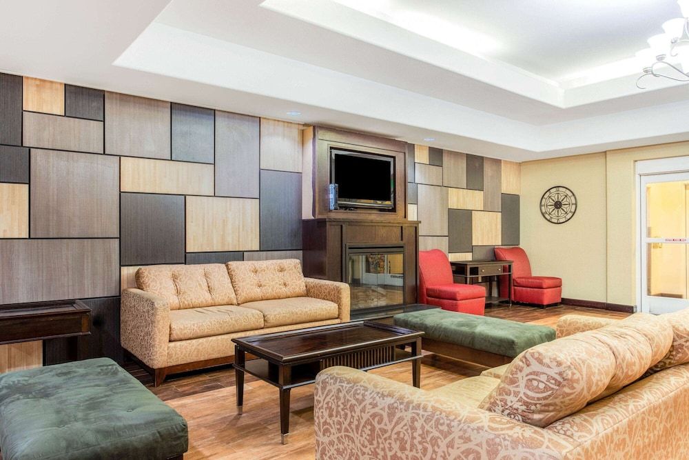 La Quinta Inn & Suites by Wyndham Ennis 3