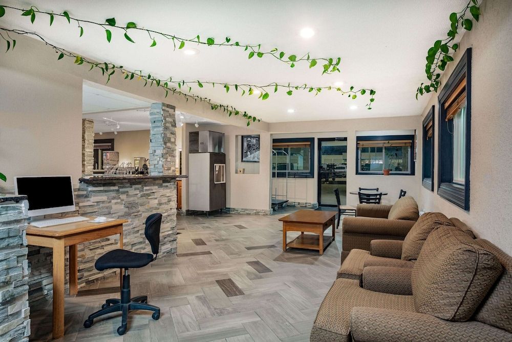 Super 8 by Wyndham Fort Madison 3