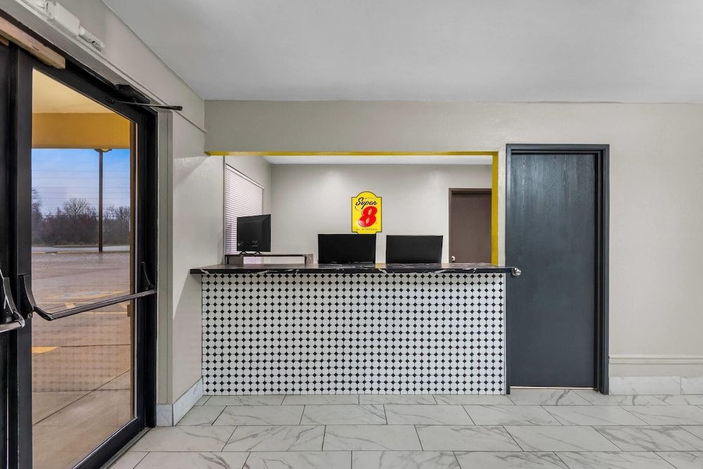 Super 8 by Wyndham Evansville East 3