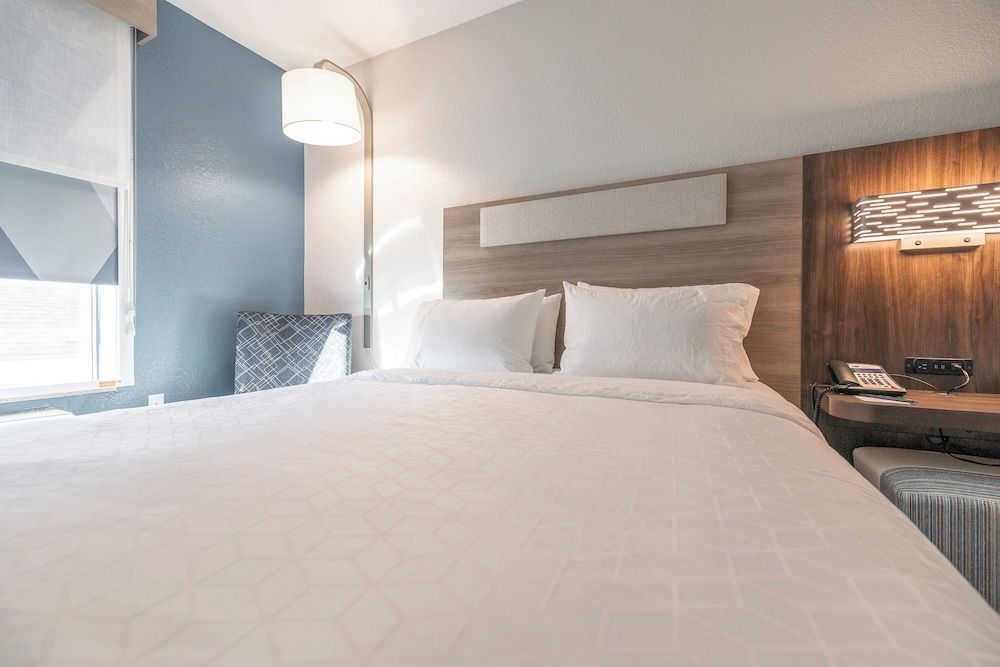 Holiday Inn Express Hotel & Suites St. Robert by IHG 2