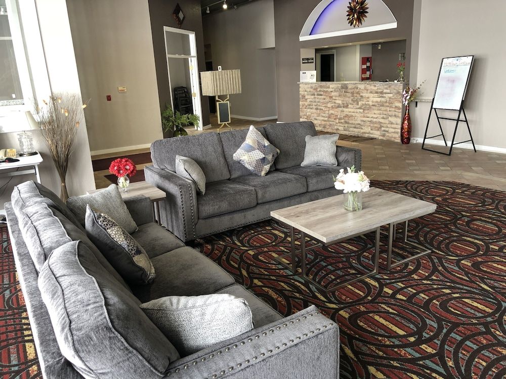 HomeTown Inn & Suites 2