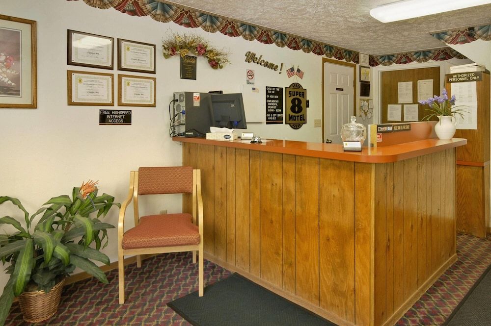 Super 8 by Wyndham Chaska 3