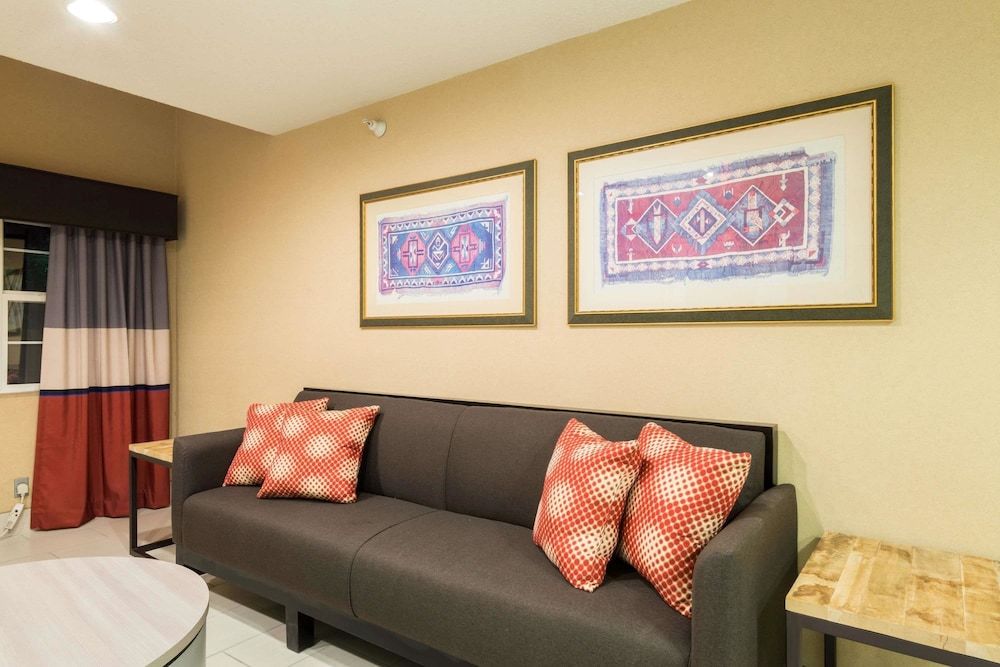 Microtel Inn & Suites by Wyndham Pueblo 2