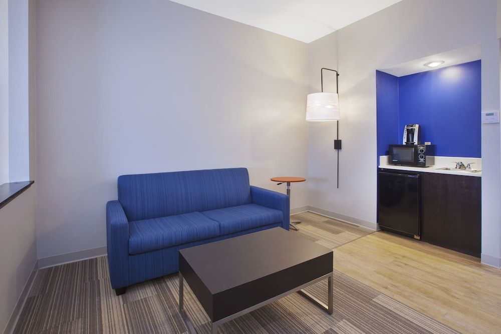 Holiday Inn Express Tiffin 3