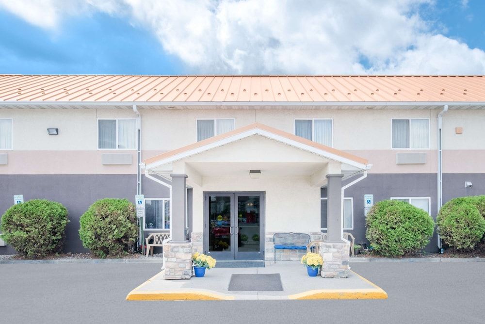 Days Inn & Suites by Wyndham Fargo 19th Ave/Airport Dome 2 estrellas en Fargo