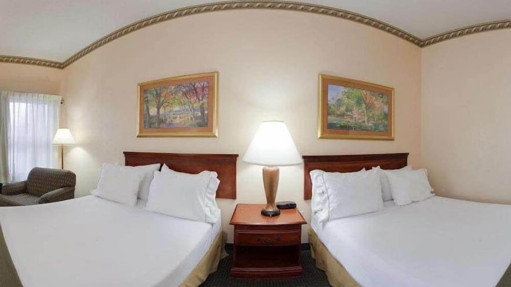 Holiday Inn Express Plymouth 3