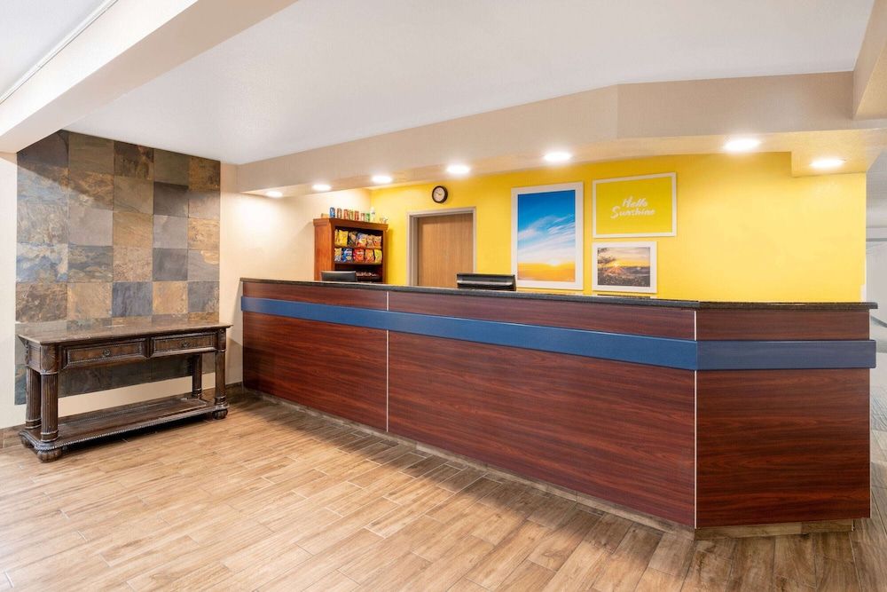 Days Inn & Suites by Wyndham Greeley 2