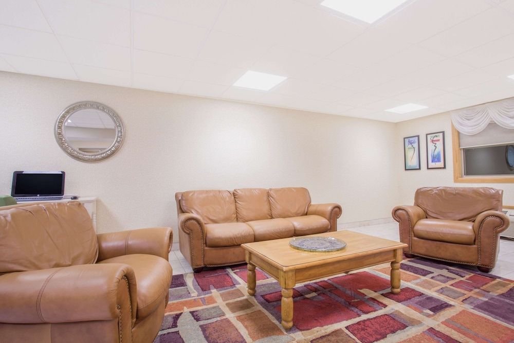 Ramada by Wyndham Angola/Fremont Area 2