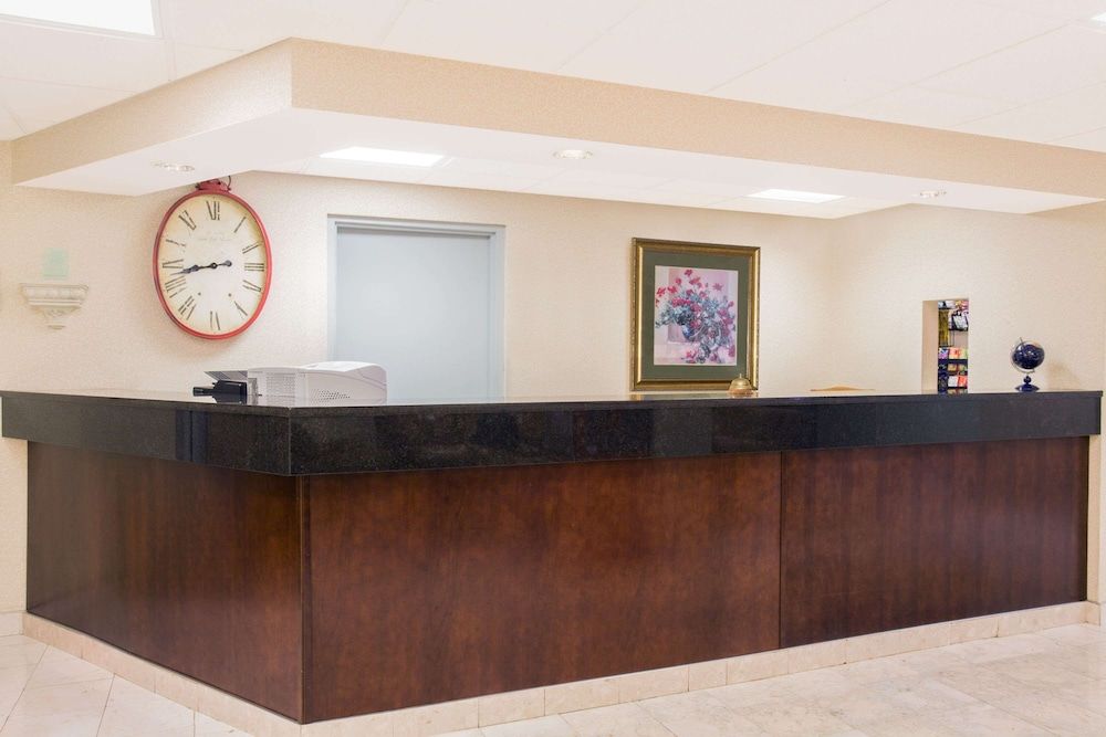 Ramada by Wyndham Angola/Fremont Area 3