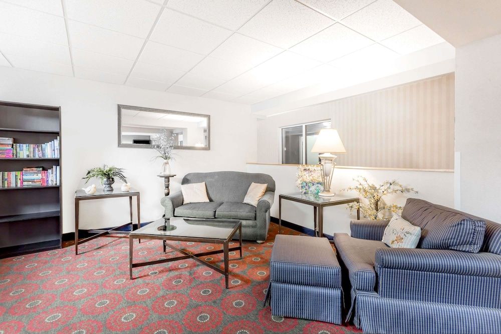 Days Inn by Wyndham Cedar Falls- University Plaza 3