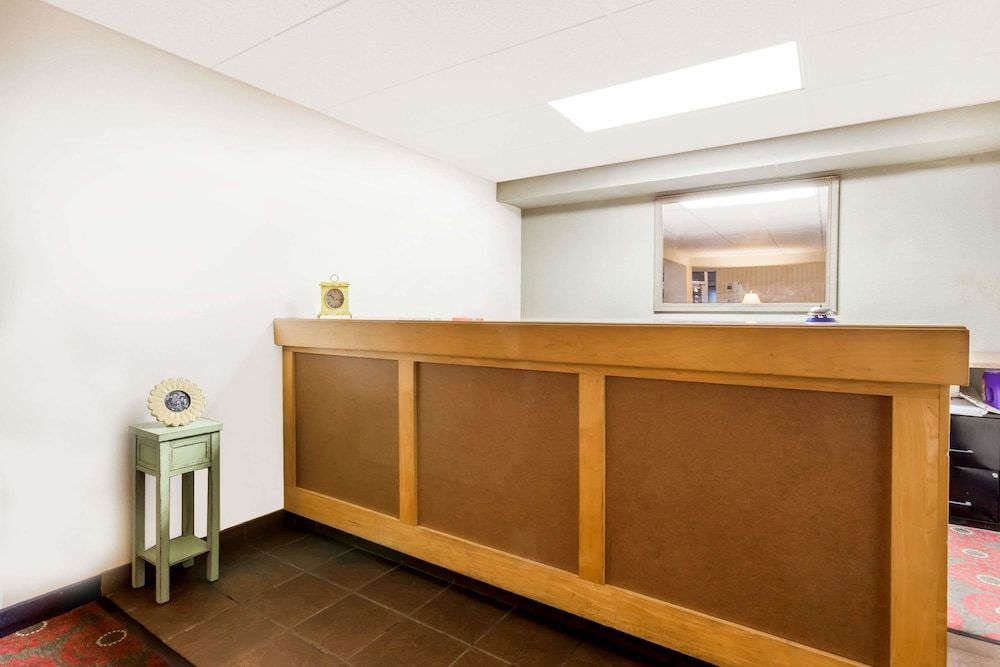 Days Inn by Wyndham Cedar Falls- University Plaza 2