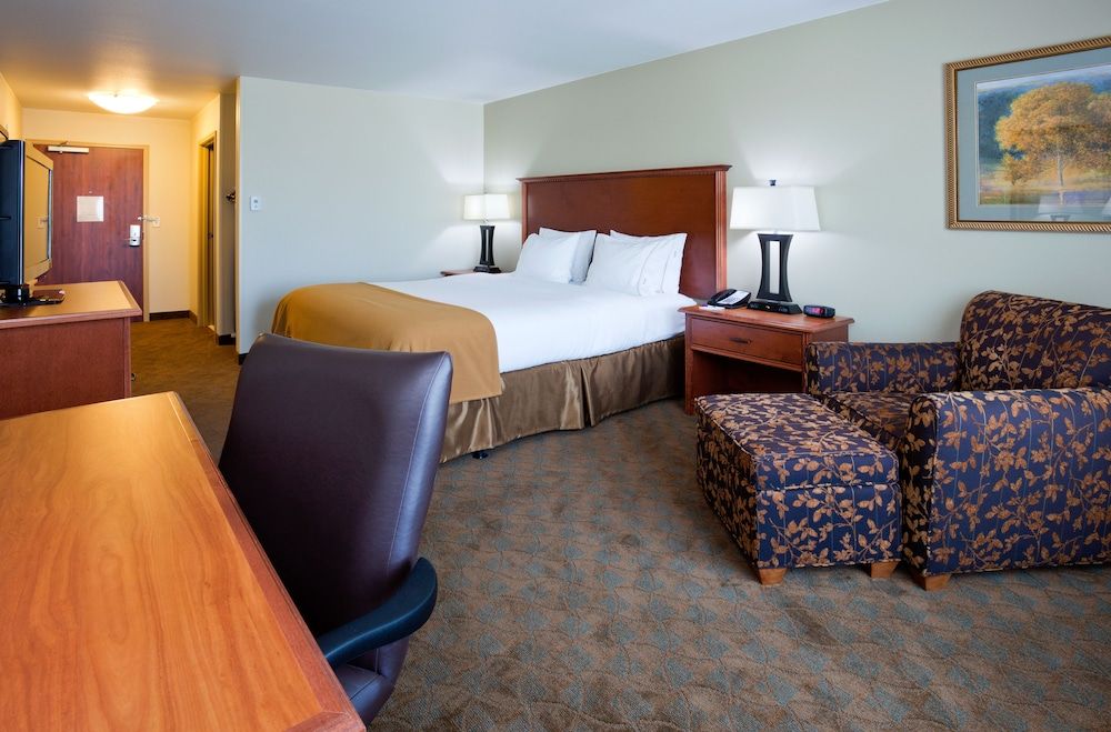Holiday Inn Express and Suites Mason City by IHG 3