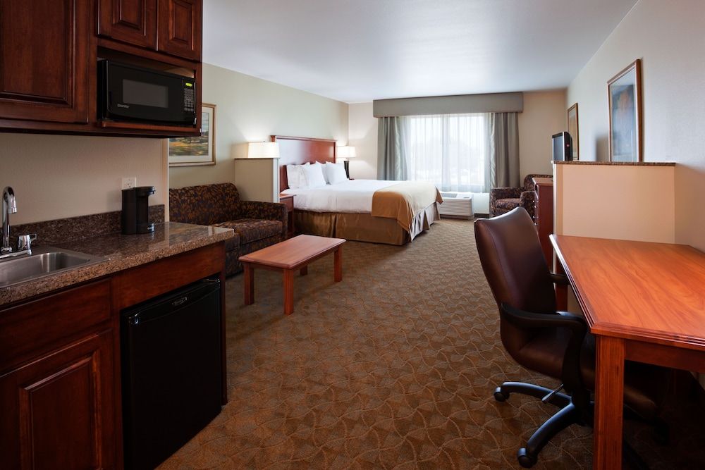 Holiday Inn Express and Suites Mason City by IHG 2