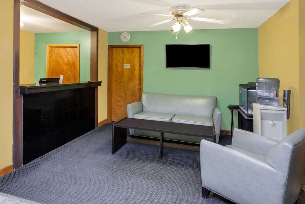 Super 8 by Wyndham Stevensville/St. Joseph 2