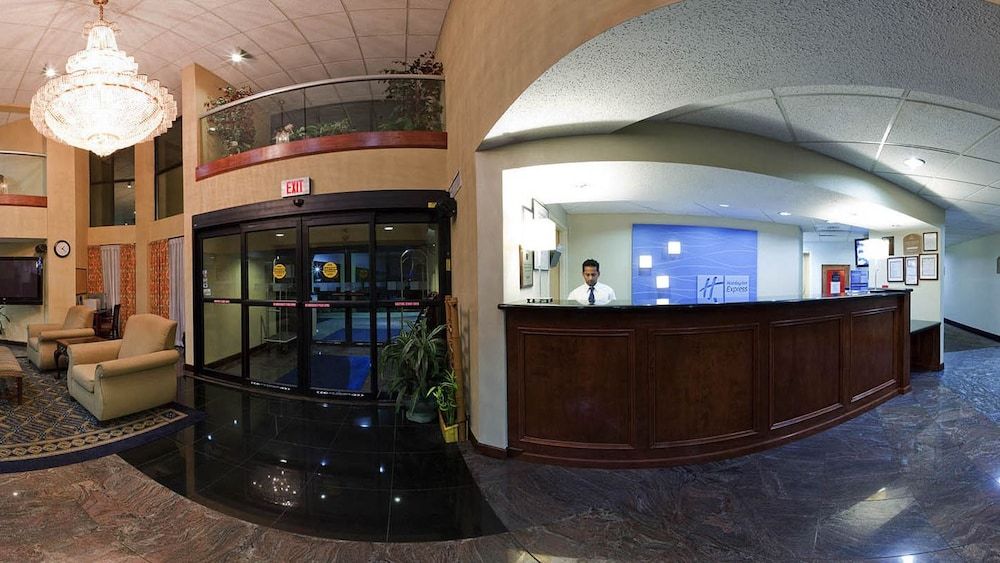 Holiday Inn Express & Suites Lawrenceville 2