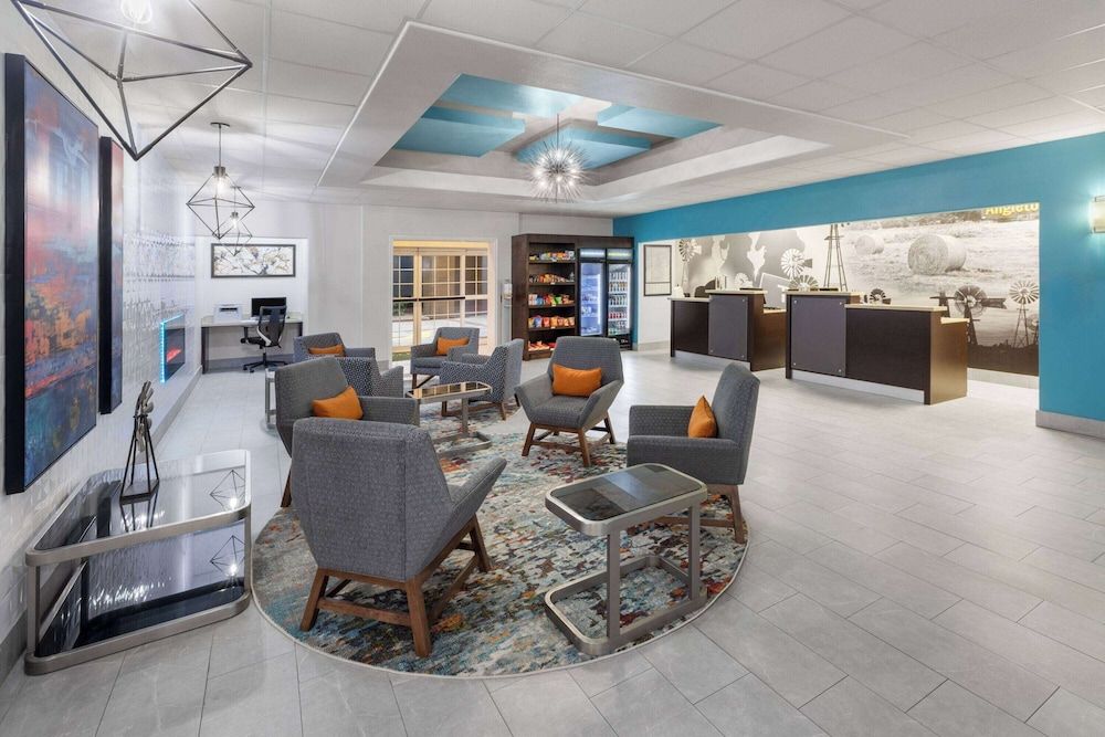 La Quinta Inn & Suites by Wyndham Angleton 3