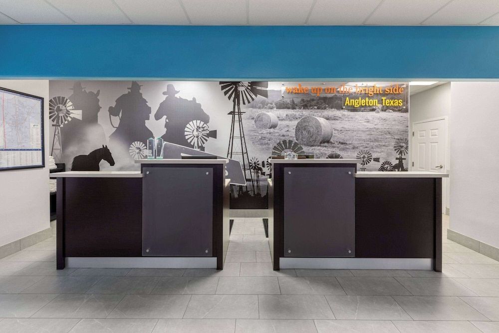 La Quinta Inn & Suites by Wyndham Angleton 2