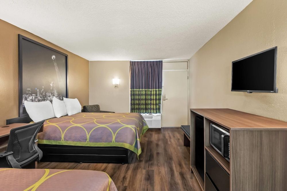 Super 8 by Wyndham Commerce 3