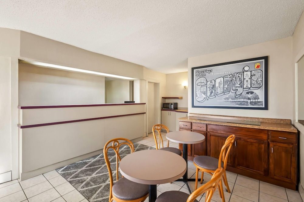 Super 8 by Wyndham Commerce 2