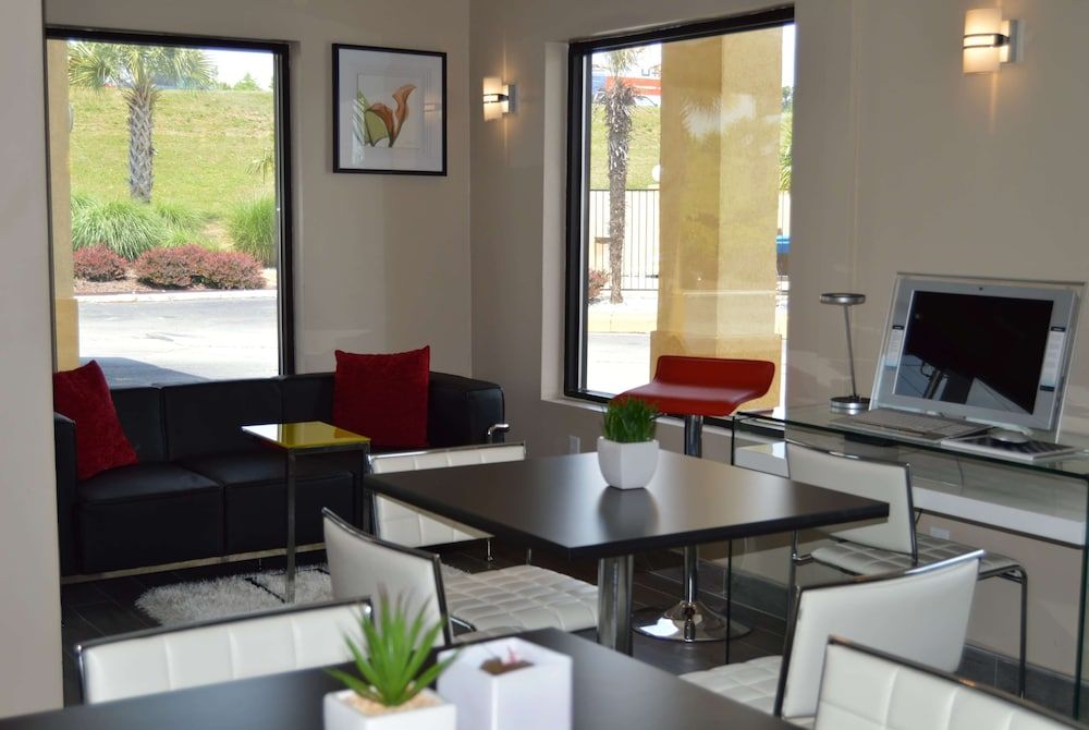 Super 8 by Wyndham Stockbridge 3