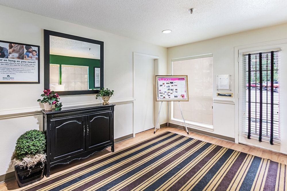 HomeTowne Studios by Red Roof Atlanta - Lawrenceville 2