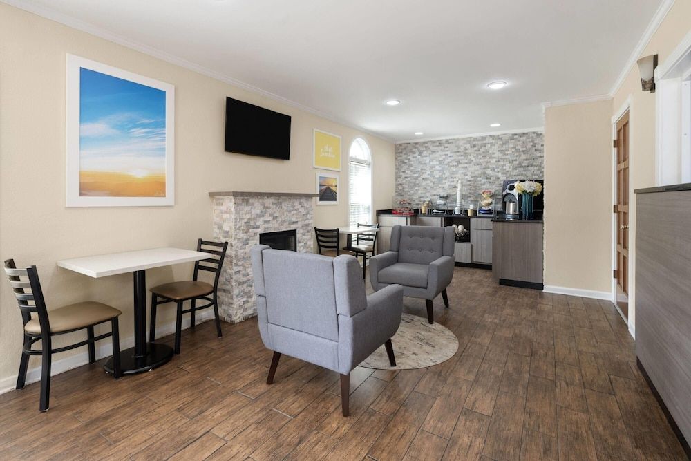 Days Inn by Wyndham Canton 3