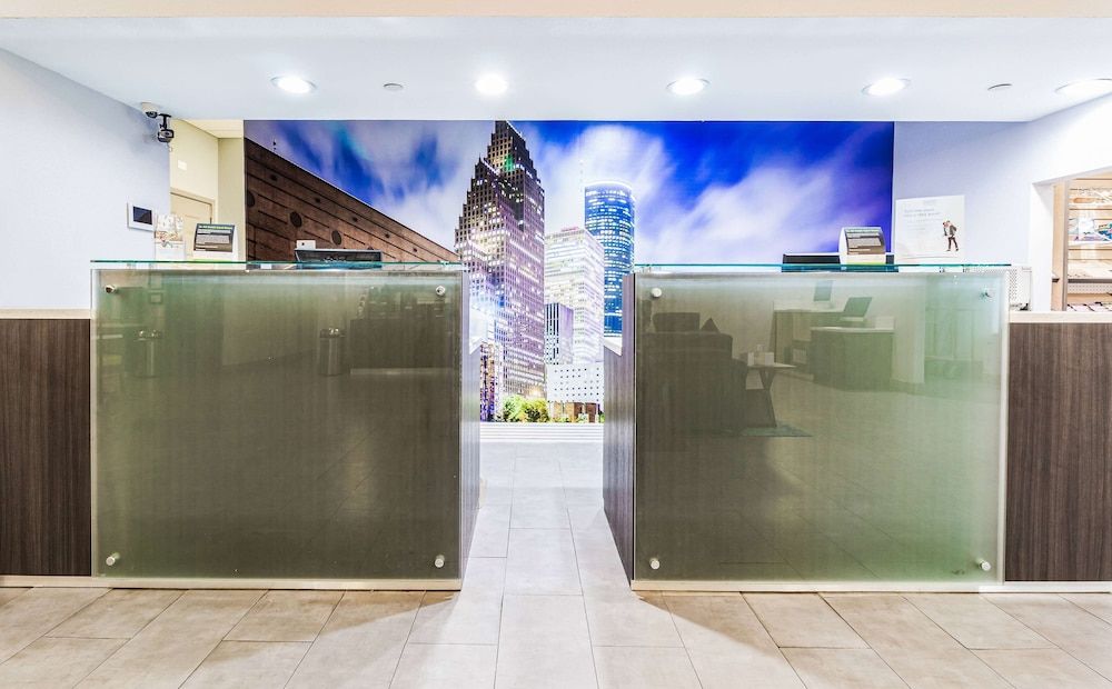 La Quinta Inn & Suites by Wyndham Tomball 2