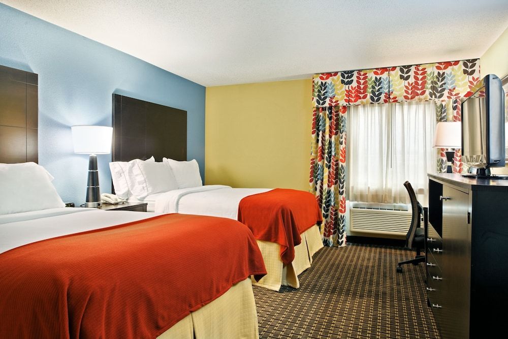 Holiday Inn Express Fort Campbell-Oak Grove 2
