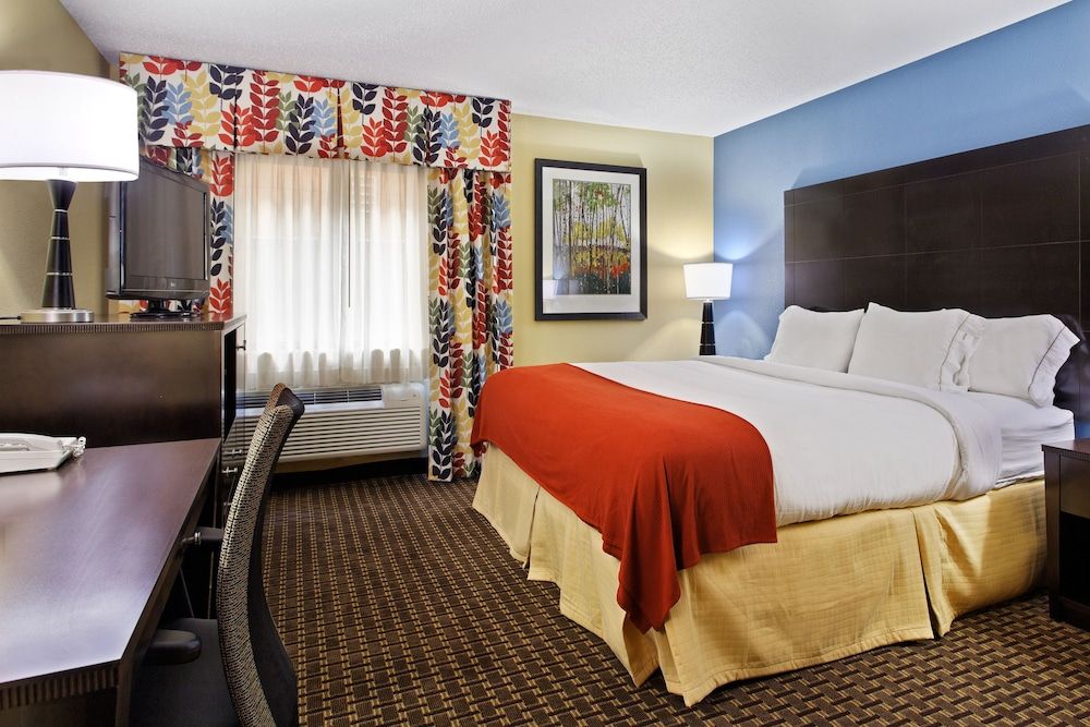 Holiday Inn Express Fort Campbell-Oak Grove 3