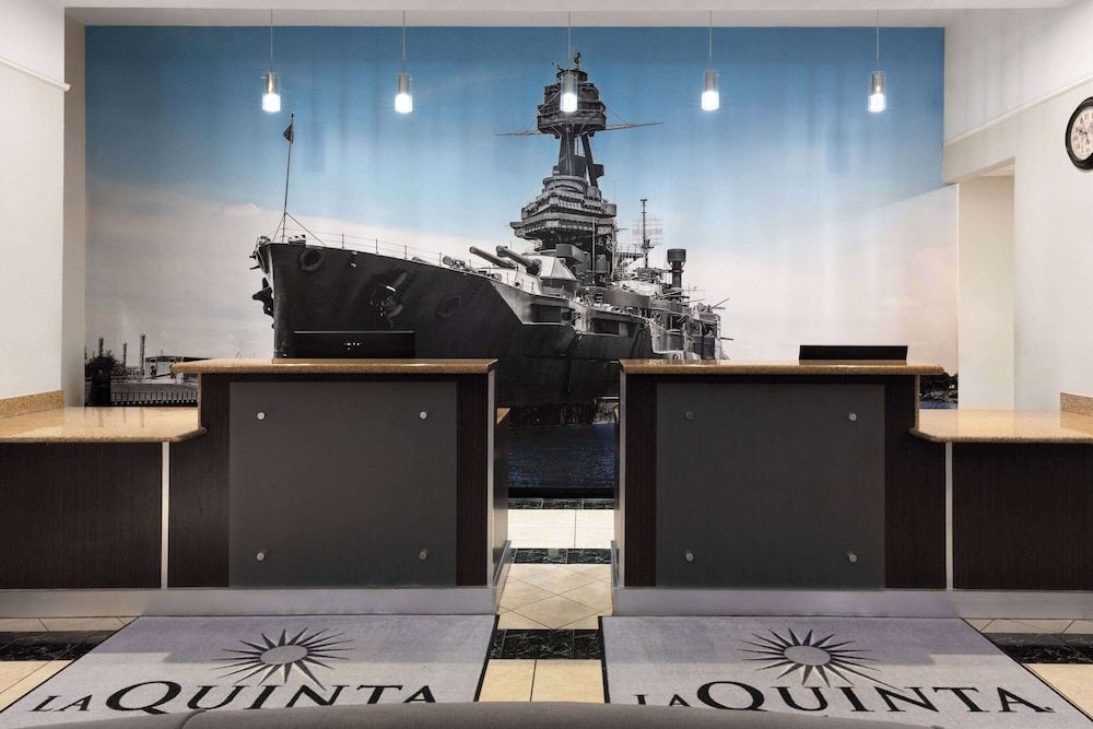 La Quinta Inn & Suites by Wyndham Deer Park 2