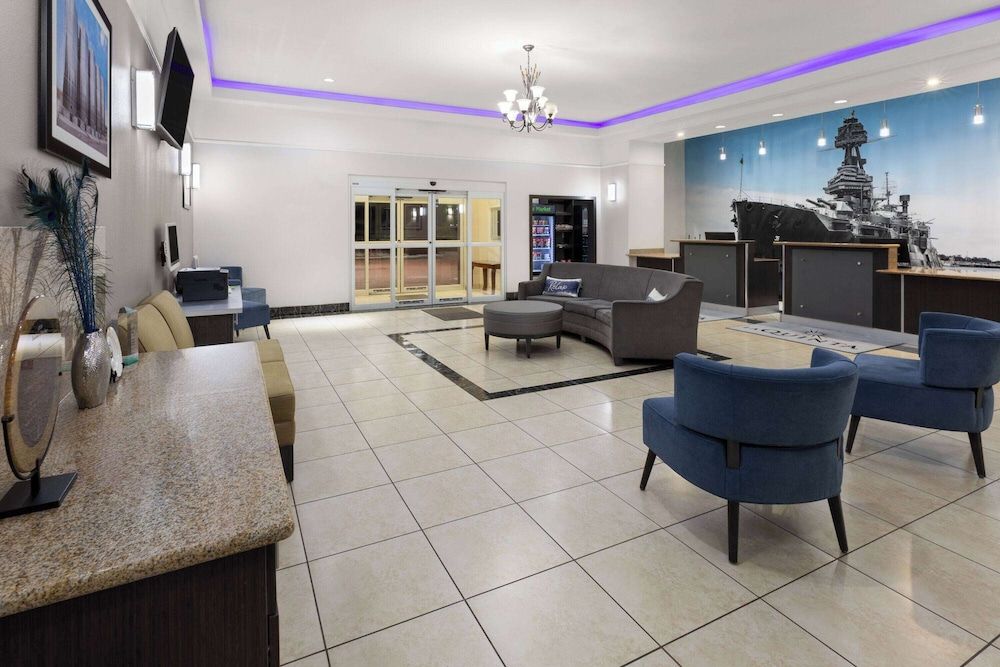 La Quinta Inn & Suites by Wyndham Deer Park 3