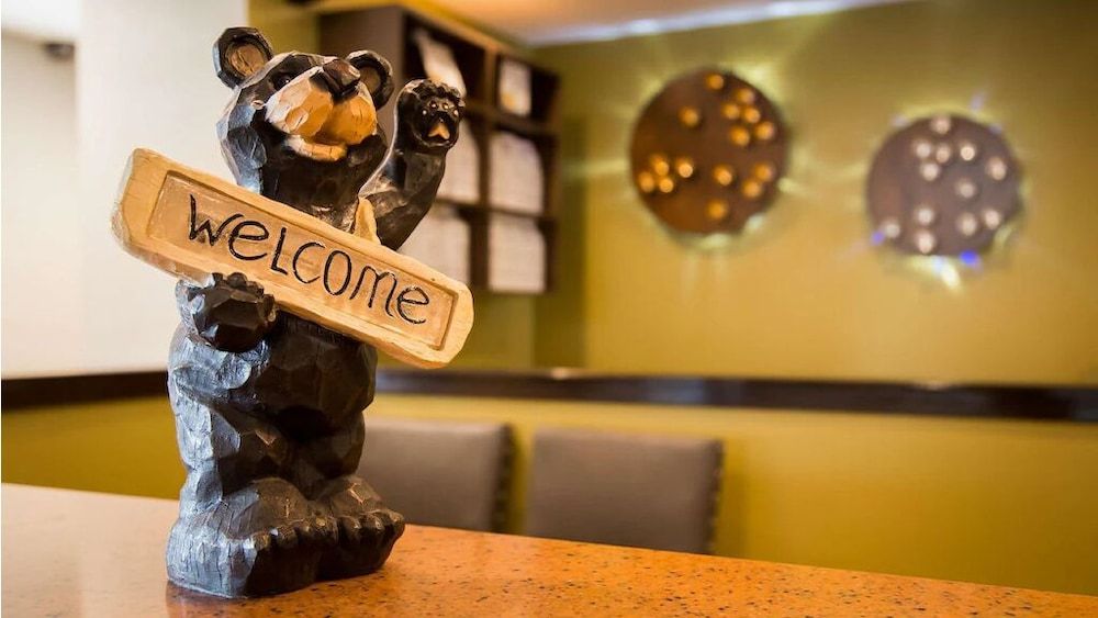 White Pines Inn & Suites 2