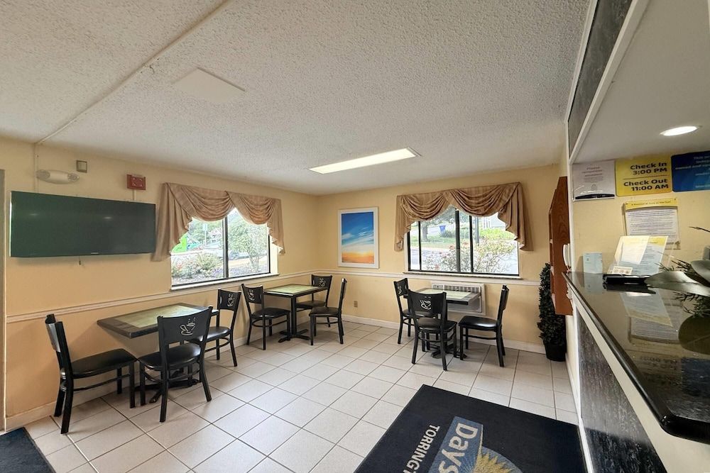 Days Inn by Wyndham Torrington 2