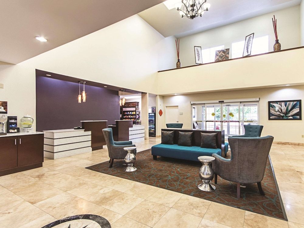 La Quinta Inn & Suites by Wyndham Houston New Caney 2