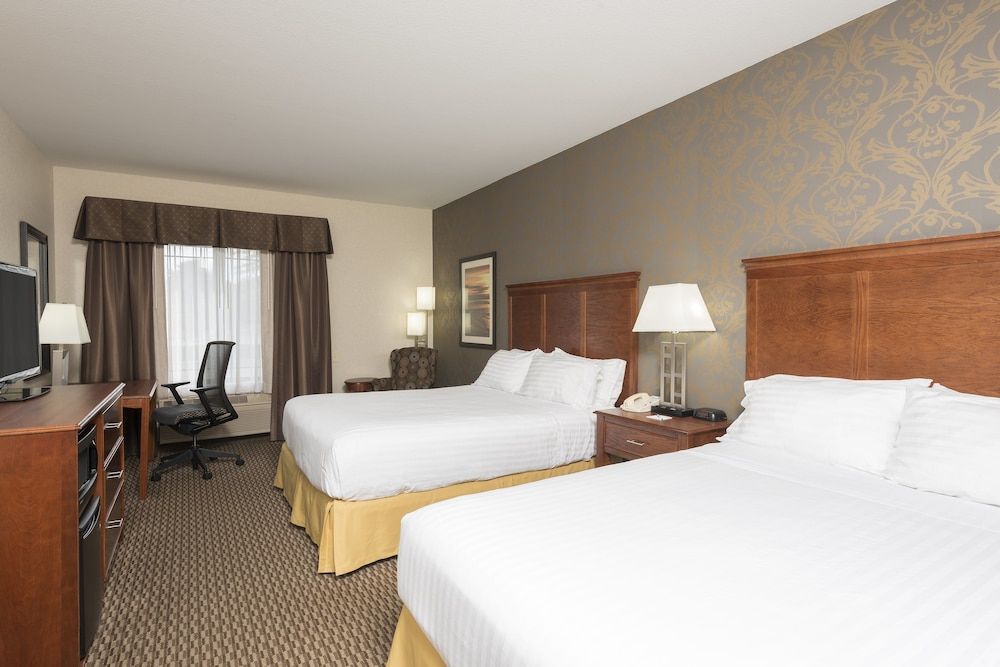 Holiday Inn Express Holland 3