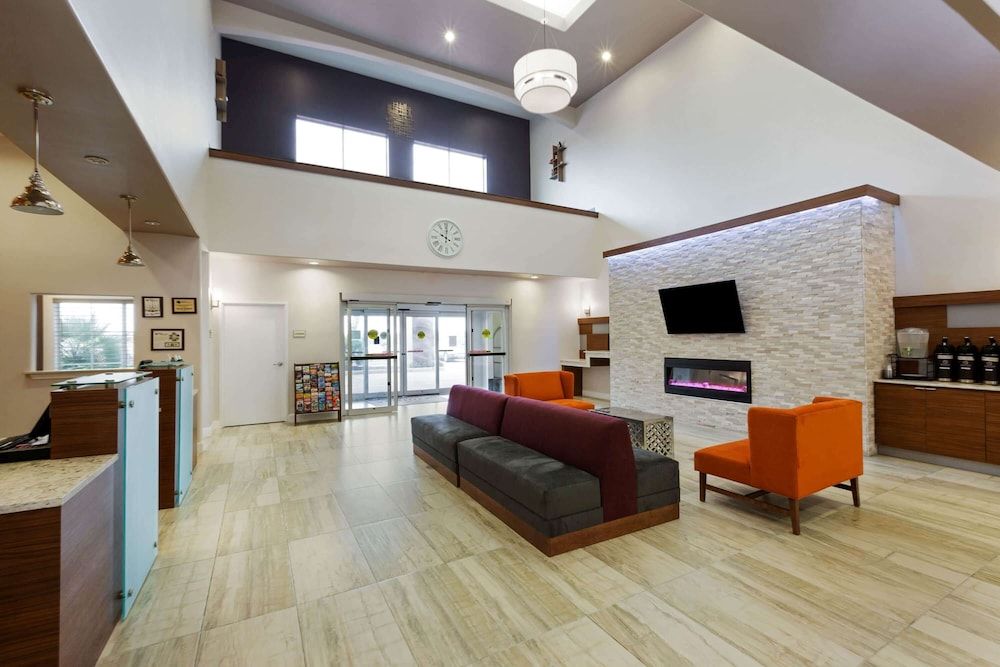 La Quinta Inn & Suites by Wyndham Alvin 2