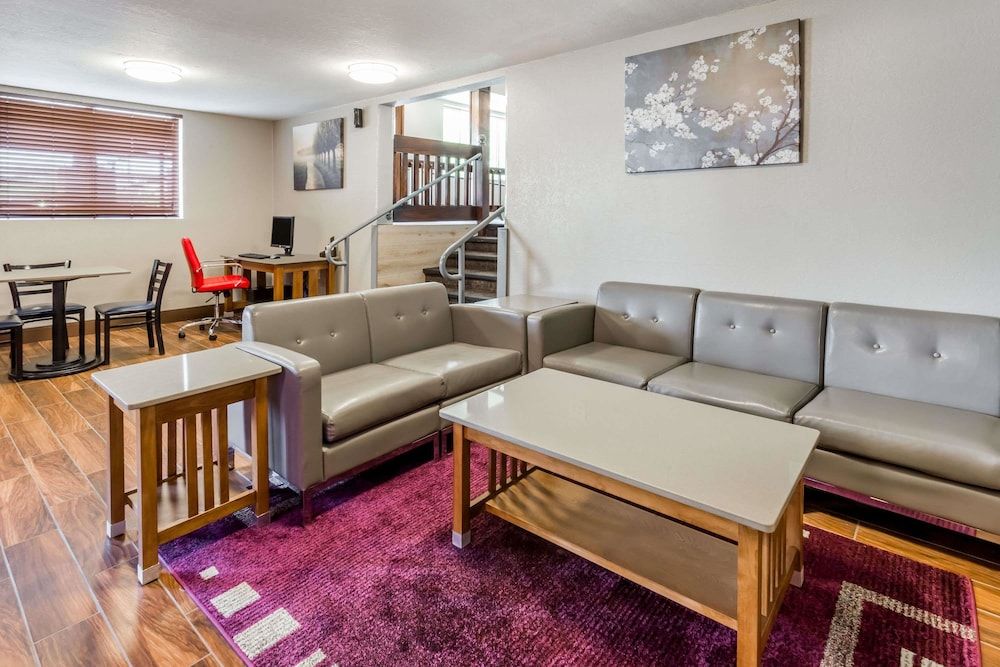 Super 8 by Wyndham Iowa City/Coralville 2