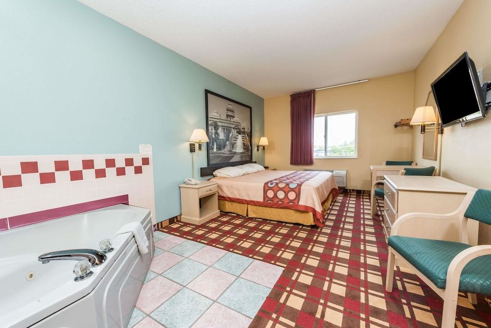 Super 8 by Wyndham Martinsville 3