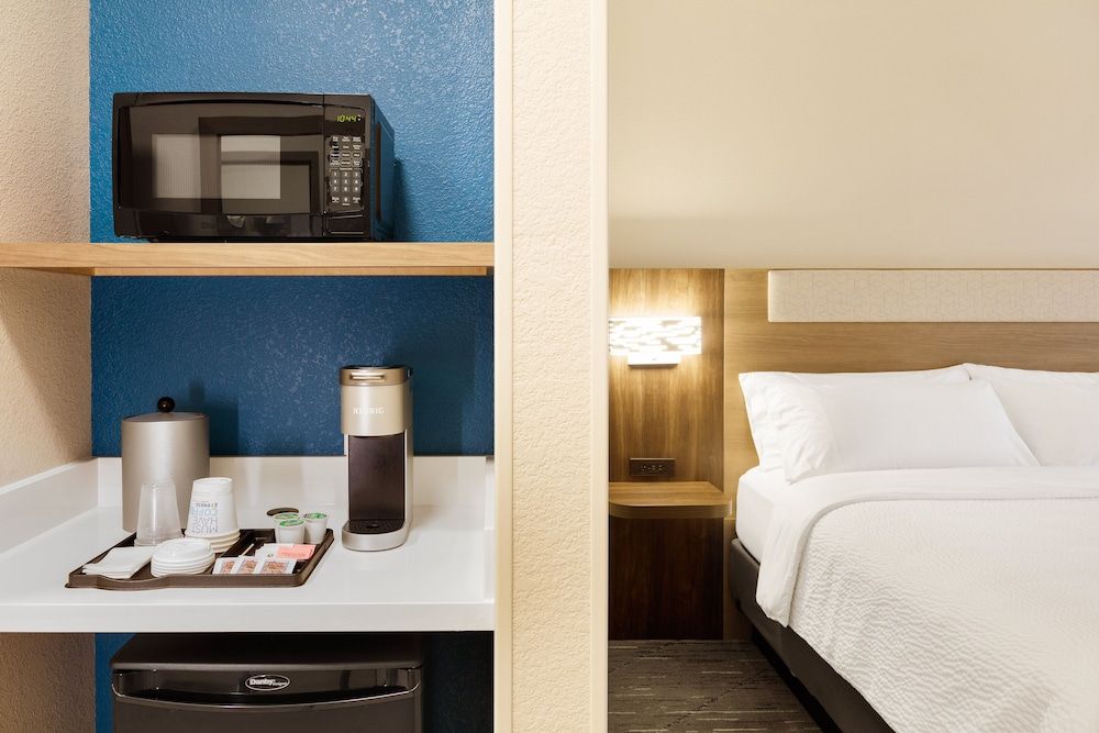 Holiday Inn Express & Suites Terre Haute by IHG 3