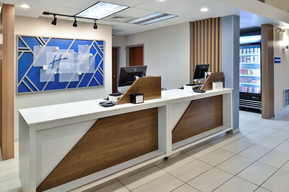 Holiday Inn Express Lewisburg/New Columbia 2