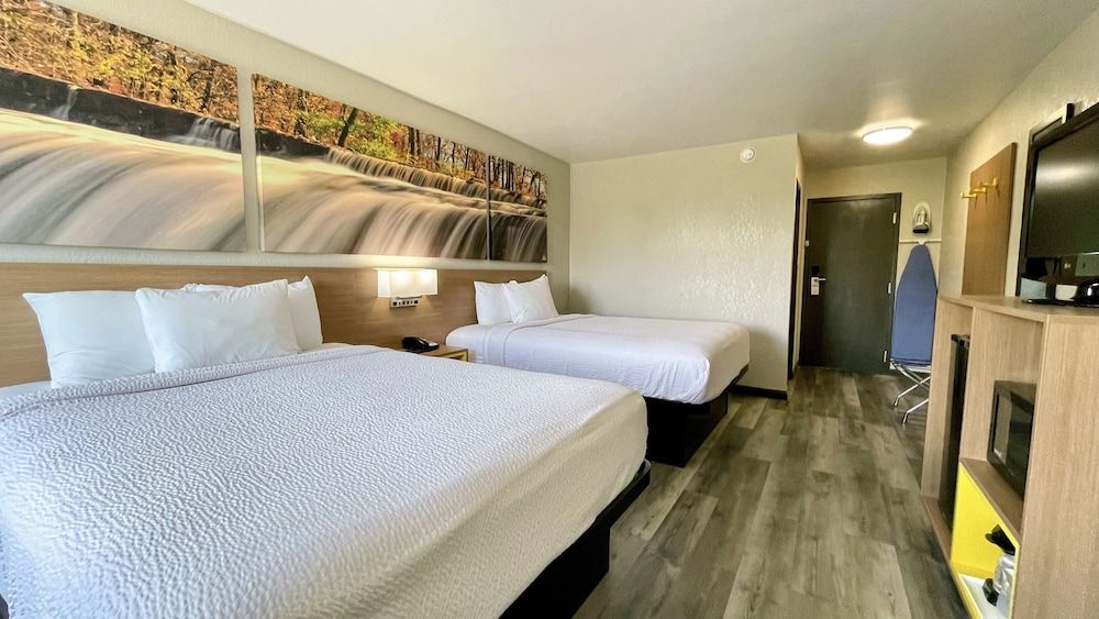 Days Inn by Wyndham Columbus IN 3