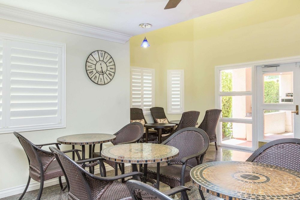 Days Inn by Wyndham Near City Of Hope 2