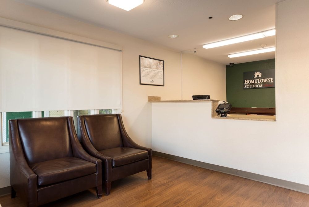 HomeTowne Studios by Red Roof Lake Charles - Sulphur 3