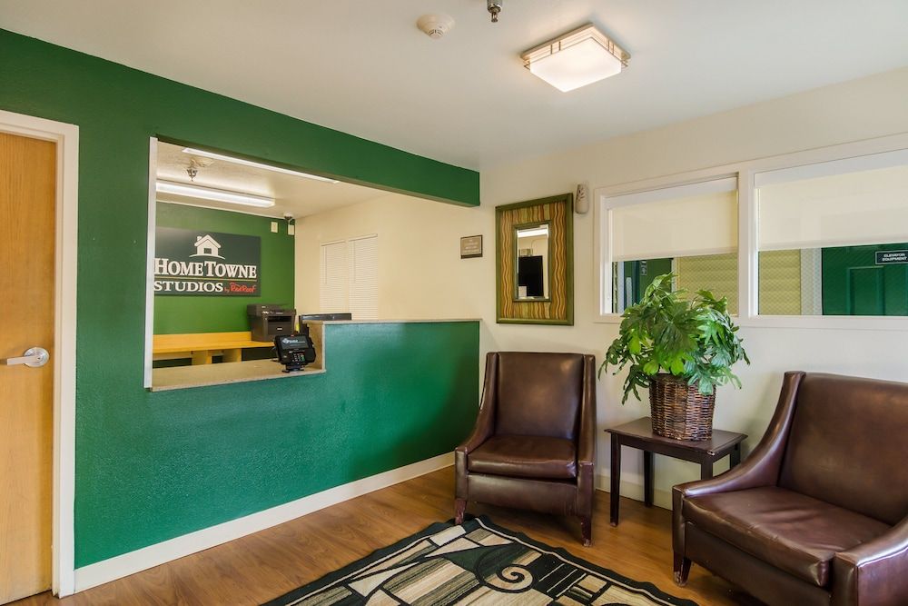 HomeTowne Studios by Red Roof Lake Charles - Sulphur 2