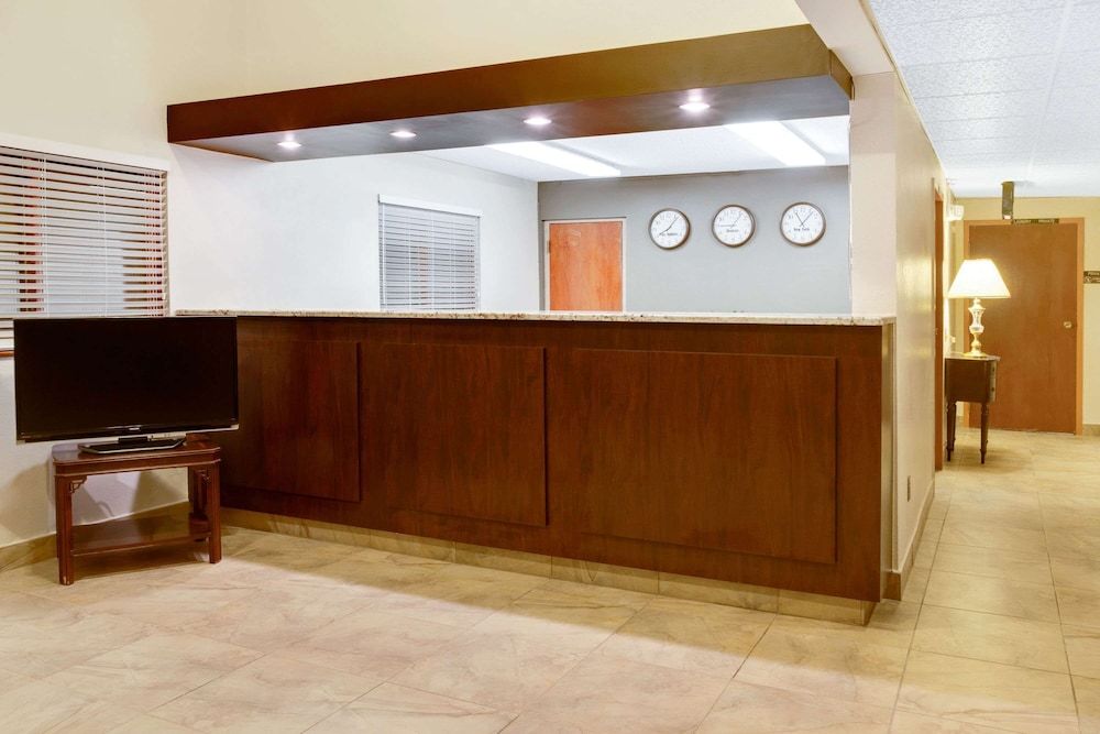 Super 8 by Wyndham Longmont/Del Camino 2