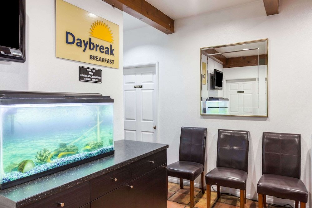 Days Inn by Wyndham Castaic Six Flags Magic Mountain 2