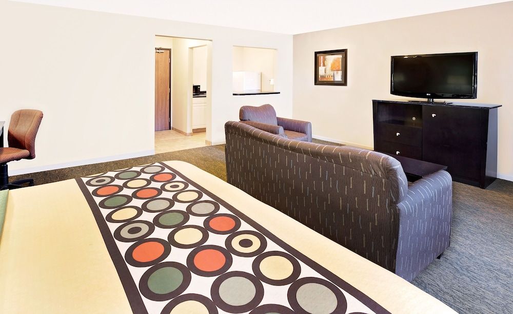 Super 8 by Wyndham Mt. Pleasant 3